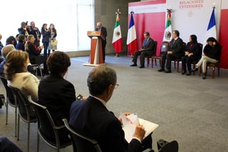 El secretario de Relaciones Exteriores, Marcelo Ebrard, resaltó hoy que México y la Unión Europea inician una nueva etapa de su relación con la firma de seis convenios de colaboración con Francia en materia educativa, laboral y anticorrupción. (TWITTER)