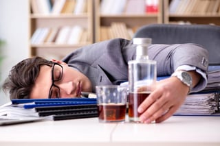 Las personas con estrés laboral podrían tener un mayor riesgo de desarrollar adicción al alcohol. (ARCHIVO) 