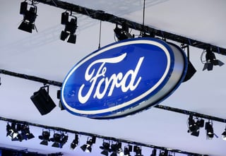 Ford informó que reparará más de 600,000 sedanes de medio tamaño en Estados Unidos para arreglarles un problema con los frenos que puede alargar la distancia de frenado y posiblemente provocar un accidente. (ARCHIVO)