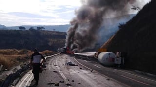 Esta mañana volcó una pipa cargada con amoniaco en la autopista Pátzcuaro-Cuitzeo, por lo que se reportó el cierre total de la circulación en ambos sentidos. (TWITTER)