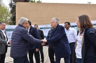 Tras ser exonerado por la SFP, el director de CFE, Manuel Bartlett, presumió una fotografía en sus redes sociales con el presidente Andrés Manuel López Obrador. (TWITTER)