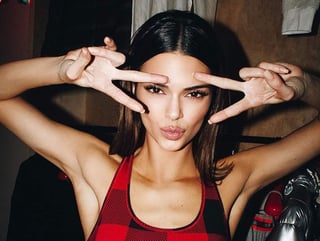 Kendall Jenner develó el que podría ser el tinte ideal para morenas este 2020. (INSTAGRAM)