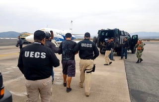 Del operativo la Fiscalía informó que mediante despliegue táctico realizado en Puerto Escondido, el Grupo-Fusión-UECS logró la captura del imputado, realizando el traslado vía aérea al estado de Morelos. (ESPECIAL)