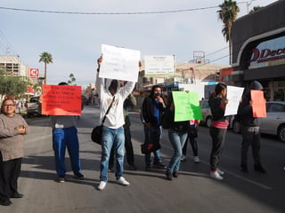 En este movimiento participaron alrededor de 10 suplentes bloqueando un tramo de la avenida Juárez exponiendo en cartulinas su molestia. (VERÓNICA RIVERA)