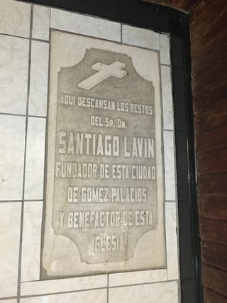 En la Catedral de Guadalupe se encuentran los restos de don Santiago Lavín Cuadra, fundador de Gómez Palacio.
