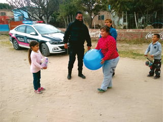 Los policías municipales de Lerdo visitaron a niños y niñas de diversas localidades.
