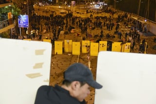 La forma de protesta más aceptada por la población fue el uso de punteros láser contra la policía. (ARCHIVO) 