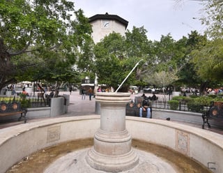 El director del Archivo Municipal, Carlos Castañón, llamó a los responsables a tener conciencia y devolver la estatua robada. (ERNESTO RAMÍREZ)
