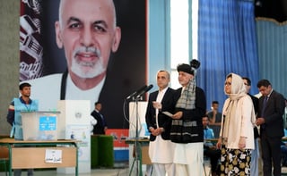  El margen de victoria obtenido por el actual presidente de Afganistán, Ashraf Ghani, en las elecciones del pasado 28 de septiembre y anunciado este domingo con más de dos meses de retraso fue recibido con rechazo por su principal rival por denuncias de fraude. (ARCHIVO)