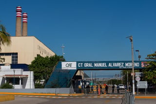 Durante el recorrido que realizó el presidente, Andrés Manuel Lopez Obrador en el Complejo Termoeléctrico Manzanillo, Colima, se le presentó el proyecto que se realiza en la Central Manzanillo II, para ampliar la generación de energía, y beneficiarios a nivel nacional. (NOTIMEX)