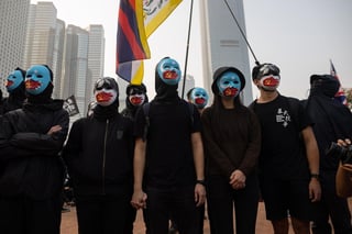 La mayoría de los manifestantes utilizaban máscaras con diseños alusivos al grupo étnico. (EFE) 