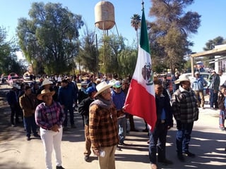 Autoridades municipales y ejidales participaron en el tradicional desfile de esta conmemoración. (EL SIGLO DE TORREÓN)