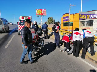Hasta el lugar del accidente llegaron los paramédicos de la Cruz Roja, quienes le brindaron los primeros auxilios al repartidor de comida. (EL SIGLO DE TORREÓN)