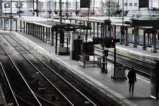 Pequeños grupos de huelguistas protagonizaron este lunes acciones de bloqueo en el metro y en los ferrocarriles en París para protestar contra la reforma de las pensiones. (ARCHIVO) 