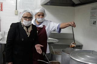 Hazael Ruíz Ortega, acudió al Centro de Sanciones Administrativas 'Torito', a supervisar la elaboración de los alimentos que se darán el día de mañana. (EL UNIVERSAL)
