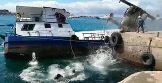 Colapsa una grúa sobre un barco y provoca inmenso derrame de combustible