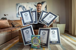 Luis Fonsi mientras posa con sus siete récords Guinness recibidos por su canción Despacito. (EFE)