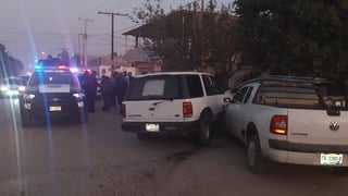 El sujeto impactó la camioneta robada contra dos vehículos estacionados en la comunidad de Villa Juárez de Lerdo.