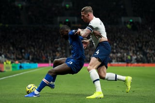 Antonio Rüdiger, del Chelsea, es derribado por Toby Alderweireld, del Tottenham, durante el partido de la Premier, disputado el domingo pasado. (AP)