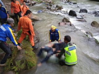  Veinticinco personas murieron después de que un autobús de pasajeros se despeñara por un desfiladero en la isla indonesia de Sumatra tras un aparente fallo en los frenos, según dijo la policía el martes. (EFE)
