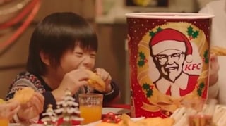 Las familias japonesas acostumbran cenar pollo frito de KFC durante Navidad (INTERNET) 