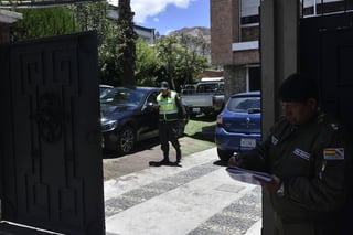 La policía de Bolivia demandó hoy la entrega de 'las personas refugiadas' en la embajada de México en ese país. (ARCHIVO) 