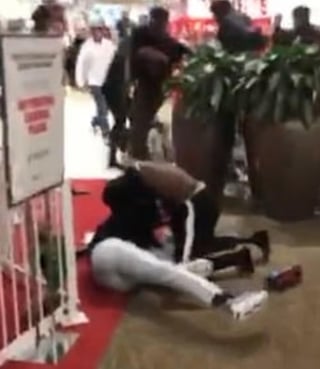 Adolescentes protagonizan aparatosa pelea cerca de 'Santa Claus' en un centro comercial