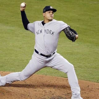 Tras disputar sus primeras ocho temporadas para los Yanquis, Dellin Betances se quedará en Nueva York para jugar con los Mets.