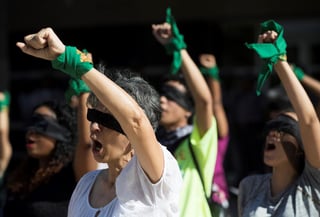 Decenas de mexicanas sacaron este año los pañuelos verdes para exigir a las autoridades aborto y justicia por la violencia contra las mujeres. (ARCHIVO)
