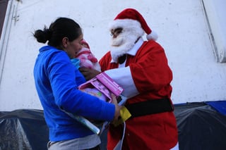  Además de la cena navideña, algunos niños migrantes recibieron regalos en las fronteras mexicanas. (NOTIMEX)