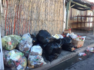 Bolsas repletas de basura amanecieron en algunas banquetas del principal cuadro de la ciudad de Gómez Palacio. (EL SIGLO DE TORREÓN/ANGÉLICA SANDOVAL)