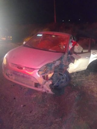 El percance en Gómez Palacio dejó dos lesionados, el conductor de uno de los autos involucrados quedó atrapado en su asiento.