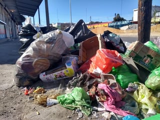 Ciudadanos dejan desechos de toda clase en plena vía pública tras la Nochebuena en los diversos sectores en la ciudad de Torreón. (EL SIGLO DE TORREÓN/ROBERTO ITURRIAGA)