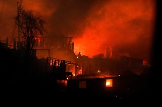 El número de casas afectadas por el incendio en Valparaíso, Chile, aumentó a 245 y hasta el momento se han cuantificado alrededor de mil damnificados. (ARCHIVO) 