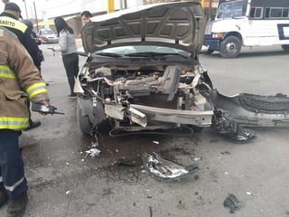 El vehículo Aveo quedó prácticamente destrozado al chocar contra el taxi en el Parque Industrial de Gómez Palacio.