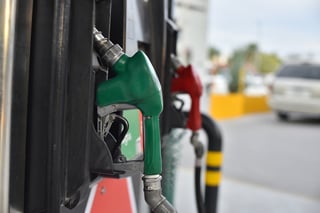 En el caso de las gasolinas, la cuota del Impuesto Especial sobre Producción y Servicios (IEPS) para la Magna pasará de 4.57 pesos a 4.95 pesos por litro. (EL SIGLO DE TORREÓN / ERNESTO RAMÍREZ) 