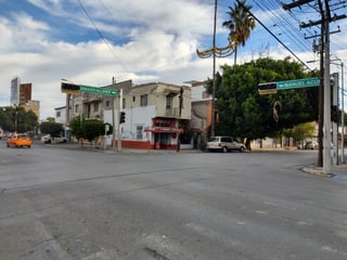 Los semáforos ubicados en la avenida Allende y calle Acuña, al poniente de Torreón, registraron fallas en la mañana de ayer.