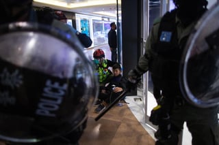 La policía puntualizó que, desde el pasado martes y hasta este jueves, detuvo a más de 350 manifestantes. (ARCHIVO) 