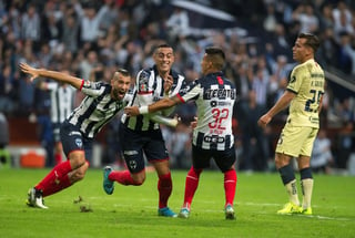 Rogelio Funes Mori anotó un golazo en el tiempo agregado y Monterrey remontó para derrotar 2-1 al América, en el choque de ida de la final del torneo Apertura 2019. (EFE)