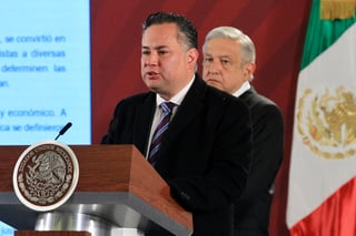 El presidente Andrés Manuel López Obrador estuvo acompañado del titular de la Unidad de Inteligencia Financiera (UIF), Santiago Nieto, para detallar su labor a lo largo del año. (NOTIMEX)