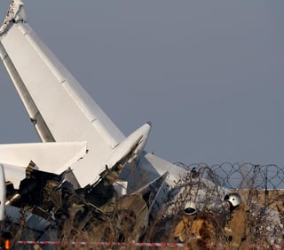 El aparato, un Fokker-100 perteneciente a la compañía kazaja Bek Air con 100 personas a bordo -95 pasajeros y cinco tripulantes, se estrelló nada más despegar.
(EFE)