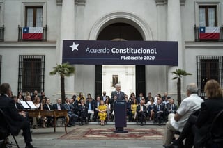 El presidente de Chile, Sebastián Piñera, convocó este viernes un plebiscito constitucional para el próximo 26 de abril que será el primer paso para decidir si se redacta una nueva Constitución y qué mecanismo se utiliza para ello. (EFE)