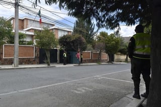 Al menos dos personas, uno de ellos encapuchado, que llegaron a bordo de vehículos con placas diplomáticas, intentaron ingresar a la casa de la embajadora de México en Bolivia. (ARCHIVO) 