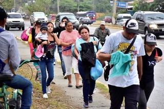 Activistas de derechos humanos anunciaron el viernes que una nueva caravana de migrantes saldría en enero de Honduras rumbo a Estados Unidos. (ARCHIVO) 