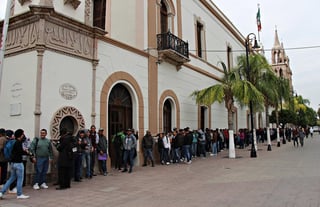 Rosa María Sánchez, directora de la Junta Municipal de Reclutamiento en Lerdo, informó que hasta el momento, solo han acudido 300 jóvenes de un total de 800 que se registraron para obtener el citado documento. (ARCHIVO)
