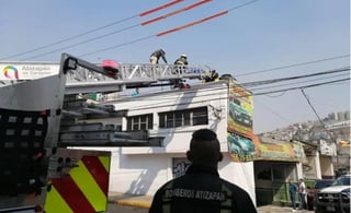 El hombre fue rescatado por personal de Protección Civil y Bomberos de Atizapán de Zaragoza. (EL UNIVERSAL)