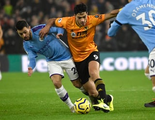 Raúl Jiménez fue pieza fundamental para la sorpresiva victoria del cuadro del Wolverhampton ante Manchester City. (AP)