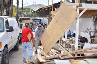 Comerciantes que se instalan en la calle Ildefonso Fuentes se retiraron el día de ayer.