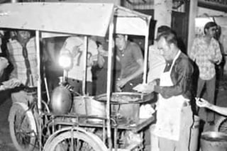 Don Rafa fue quien inició los tacos de tripas ubicados sobre la calle Acuña y la avenida Matamoros del Centro de Torreón. El negocio es conocido como los tacos de tripas 'El Siglo'.