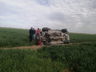 El vehículo se salió del camino y terminó volcado sobre su costado derecho entre los sembradíos.